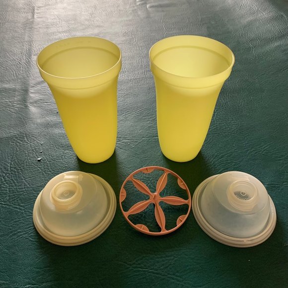 Vintage Tupperware 16oz quick shaker with one wheel disk gravy shakes - Picture 2 of 7